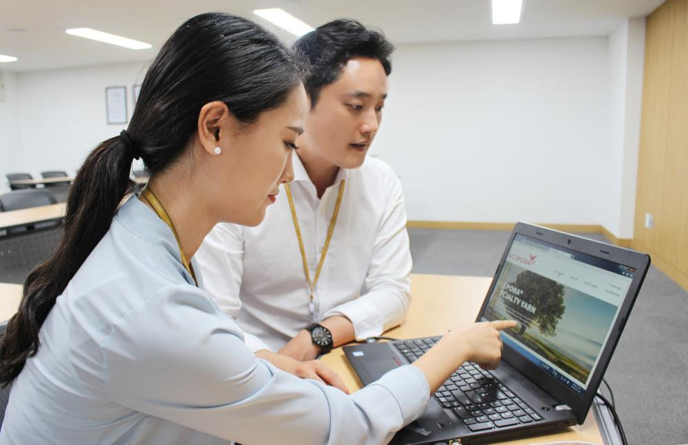 태광산업 섬유사업본부 마케팅 담당 직원들이 기능성 차별화 소재 브랜드 홈페이지 개설에 앞서 점검을 진행 중이다. [태광산업 제공]