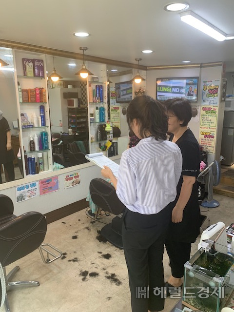 　동작구 보건소 직원이 상도동 소재 미용실에서 위생수준을 점검하고 있다.