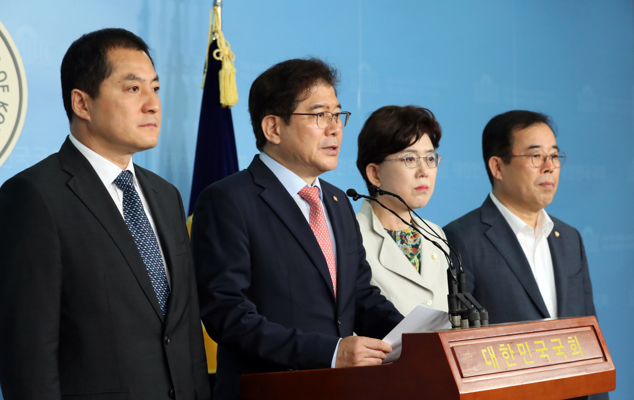 자유한국당 국회 과학기술정보방송통신위원회 위원들이 19일 오전 국회 정론관에서 양승동 KBS사장 과방위 회의 불출석 입장 통보와 관련한 기자회견을 열고 있다. 왼쪽부터 박대출, 김성태, 최연혜, 박성중 위원. [연합]