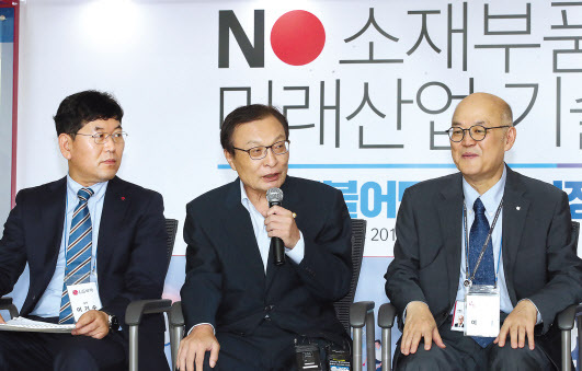 더불어민주당 이해찬 대표가 19일 서울 성북구 한국과학기술연구원에서 열린 현장 최고위원회의에서 발언하고 있다.  [연합]