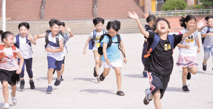 서울 시내 일부 초등학교가 여름방학에 들어간 19일 강북구 삼양초등학교 학생들이 방학식을 마친 뒤 교문을 향해 신나게 뛰고 있다. 정희조 기자/checho@