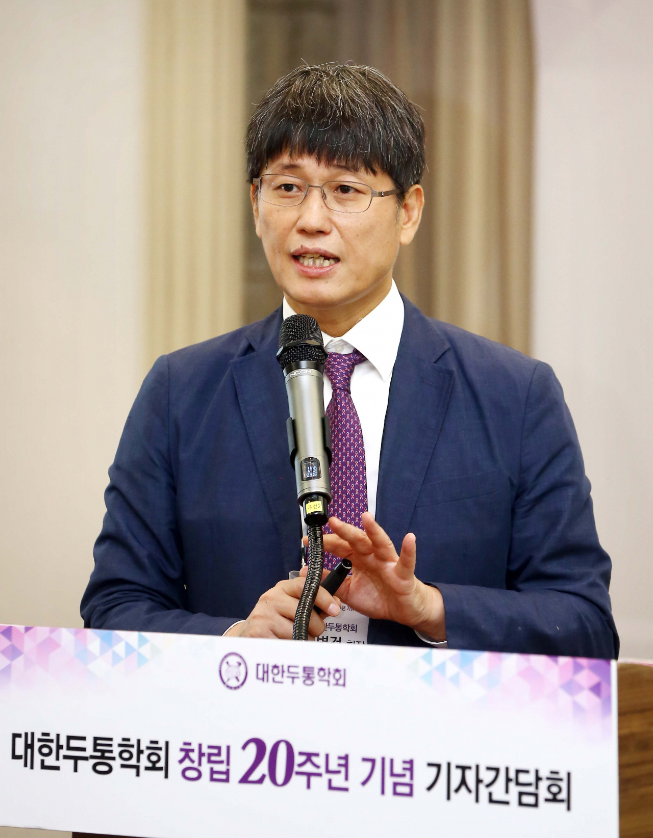 김병건 대한두통학회 회장이 19일 한국프레스센터에서 열린 대한두통학회 기자간담회에서 두통에 대해 설명하고 있다.