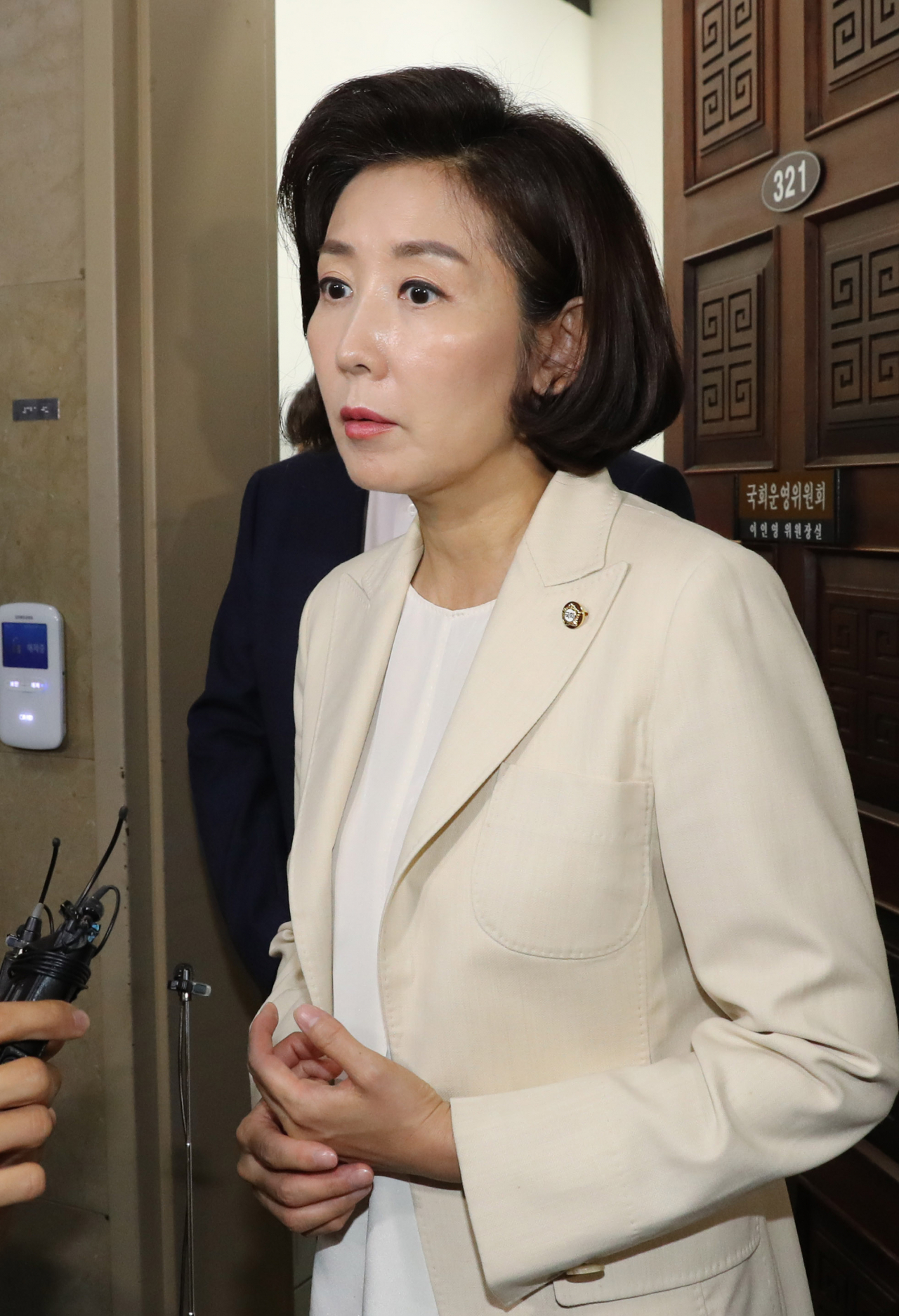자유한국당 나경원 원내대표가 19일 오전 추경 처리 등 6월 임시국회 현안에 대한 여야 교섭단체 3당 원내대표 협상을 마치고 국회 운영위원장실을 나오고 있다. 연합뉴스