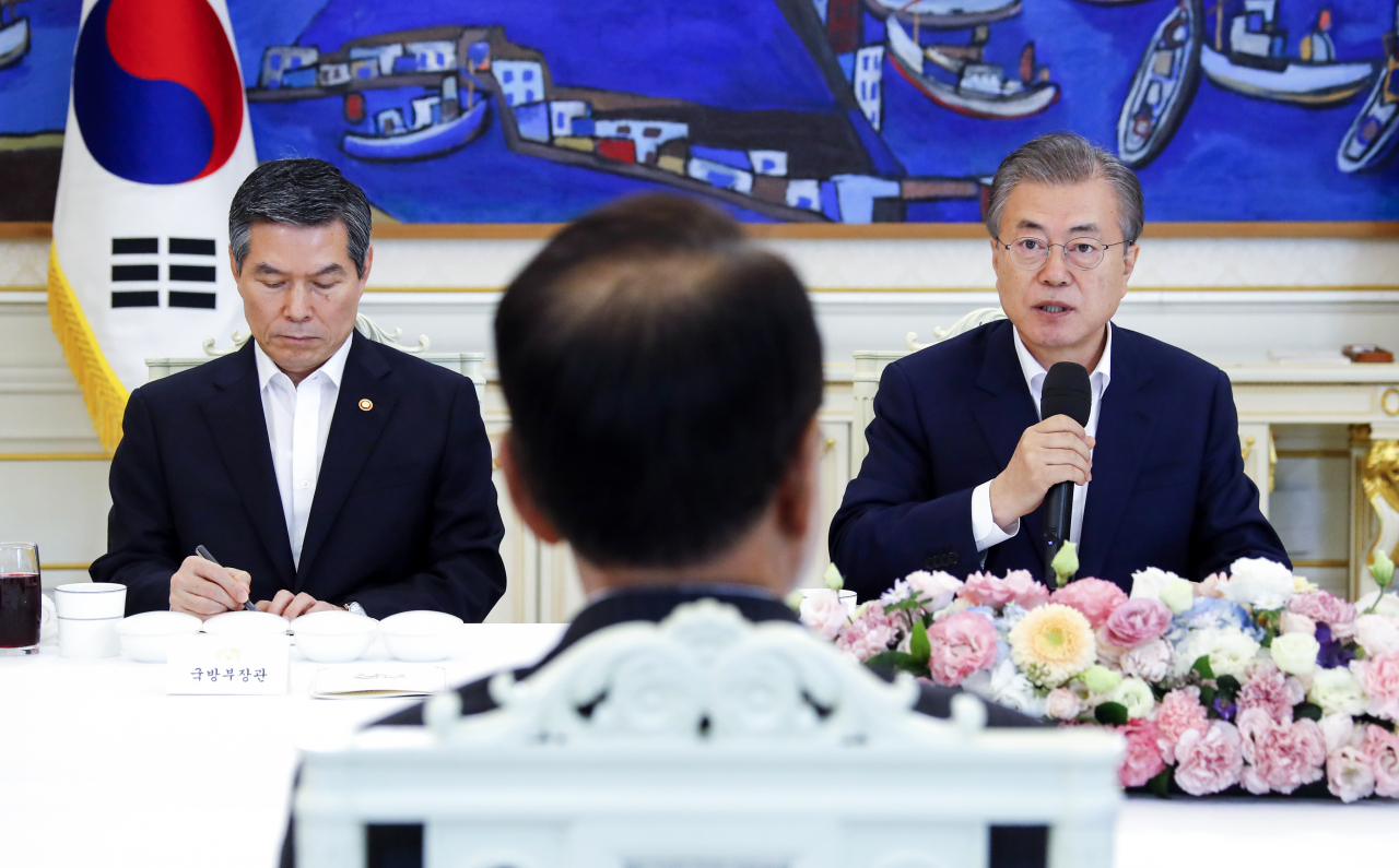 문재인 대통령이 19일 낮 청와대에서 열린 '예비역 군 주요인사 초청 오찬 간담회'에서 인사말을 하고 있다. 왼쪽은 정경두 국방부 장관. [연합]