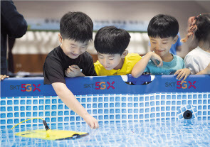 19일 울산시 울주군 서생초등학교 학생들이 SK텔레콤 ‘티움모바일’을 체험하고 있다.
[SK텔레콤 제공]