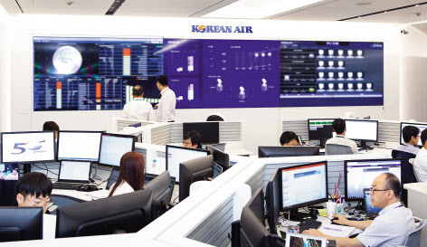 대한항공이 강서구 방화동 소재 전산센터 안에 클라우드 커맨드센터(Cloud Command Center)를 오픈했다. 대한항공의 네트워크, 데이터센터 및 보안 운용을 실시간으로 관제하는 기능을 한다. 사진은 클라우드 커맨드센터 전경.  [대한항공 제공]