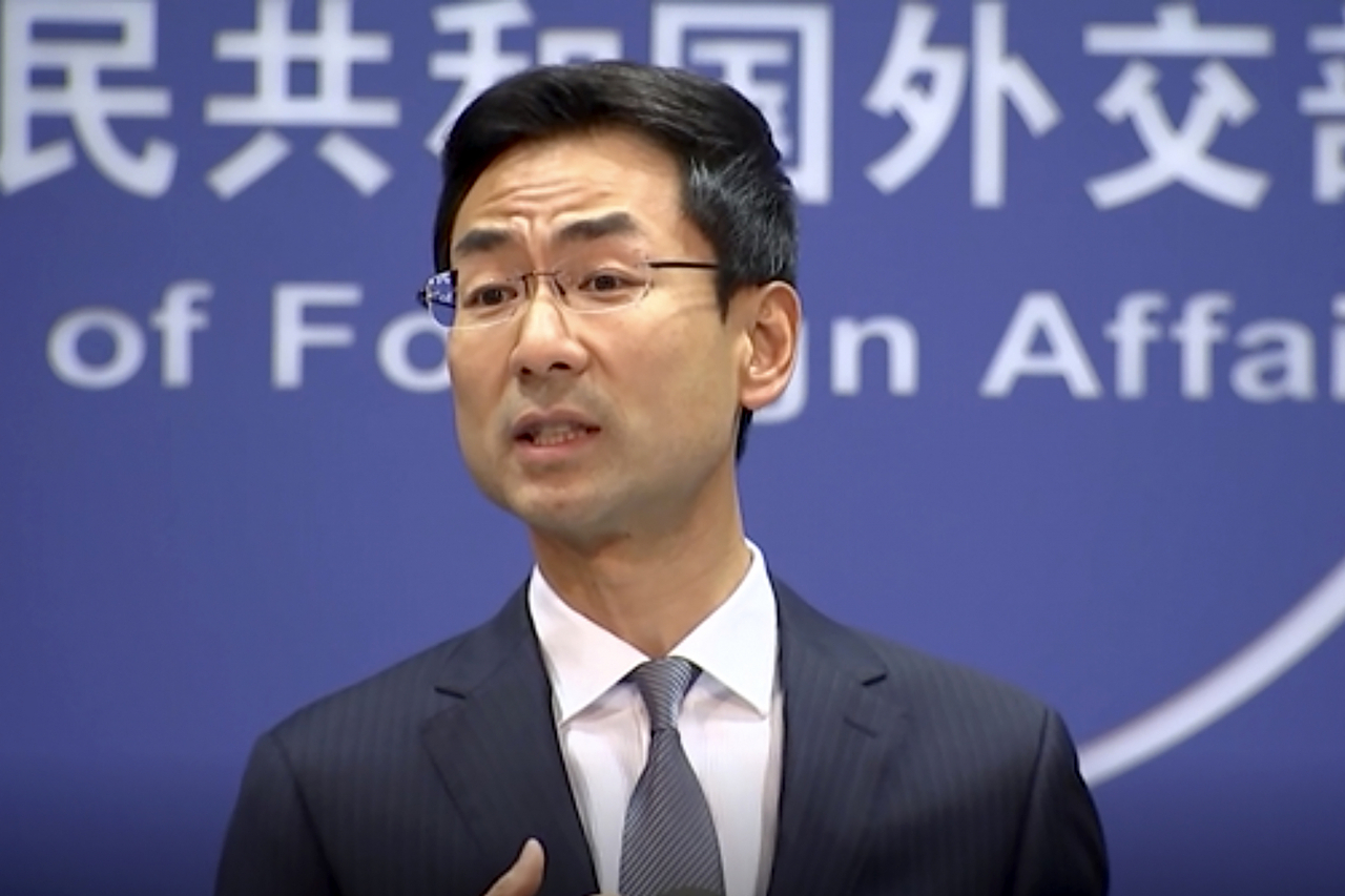 중국 외교부 겅솽 대변인은 베이징에서 중국계 호주인 작가 양헝준에 대한 조사와 관련해 언론 브리핑을 하고 있다. [AP]