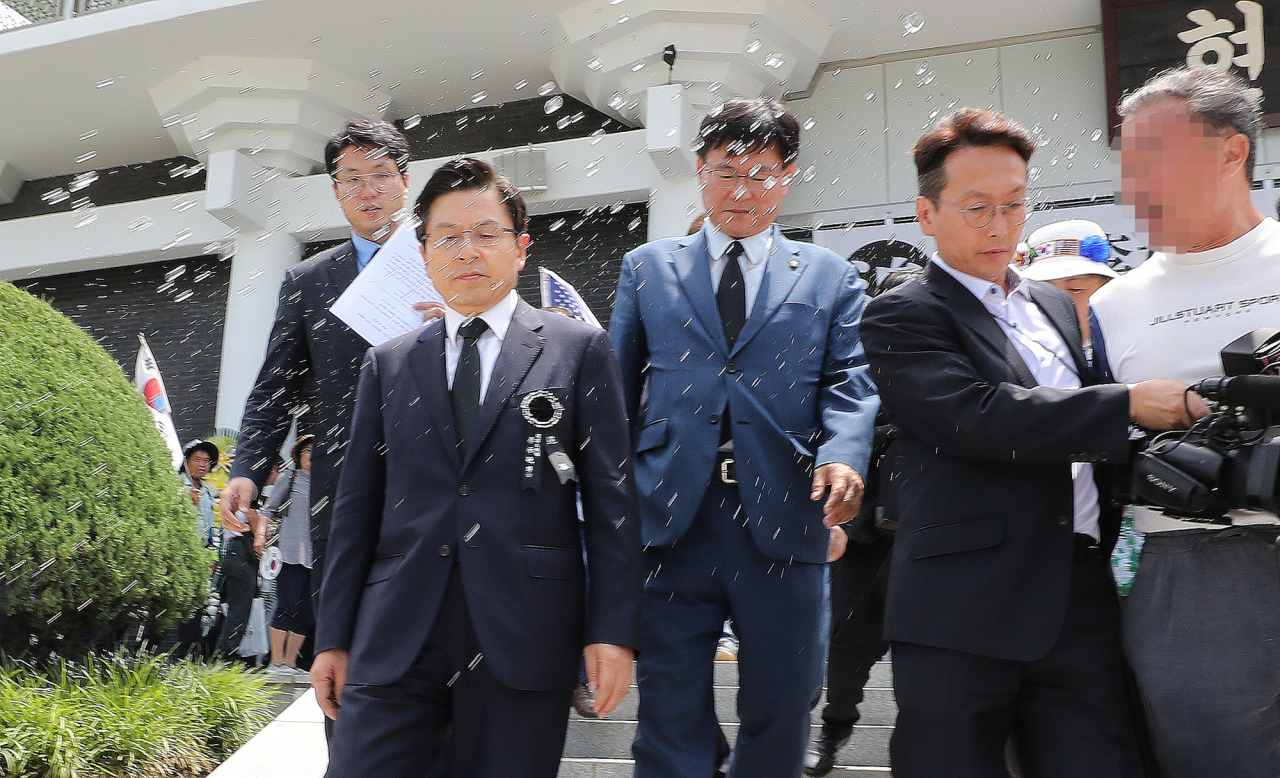 물 세례받는 황교안 자유한국당 대표.[연합]