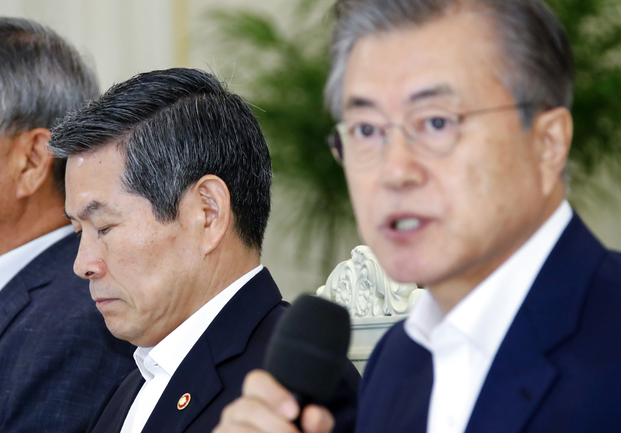 Defense Minister Jeong Kyeong-doo (left) and President Moon Jae-in (Yonhap)
