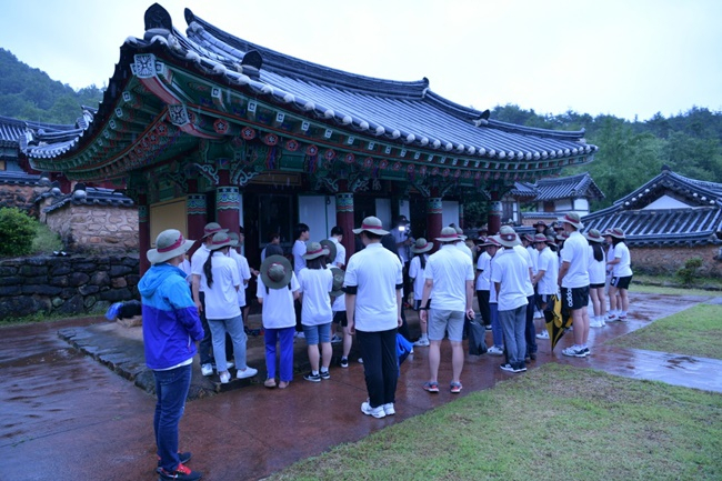전남통일희망열차학교 참가 학생들이 19일 안중근 의사 배향사당인 장흥군 해동사를 찾아 참배하고 있다. [전남도교육청]