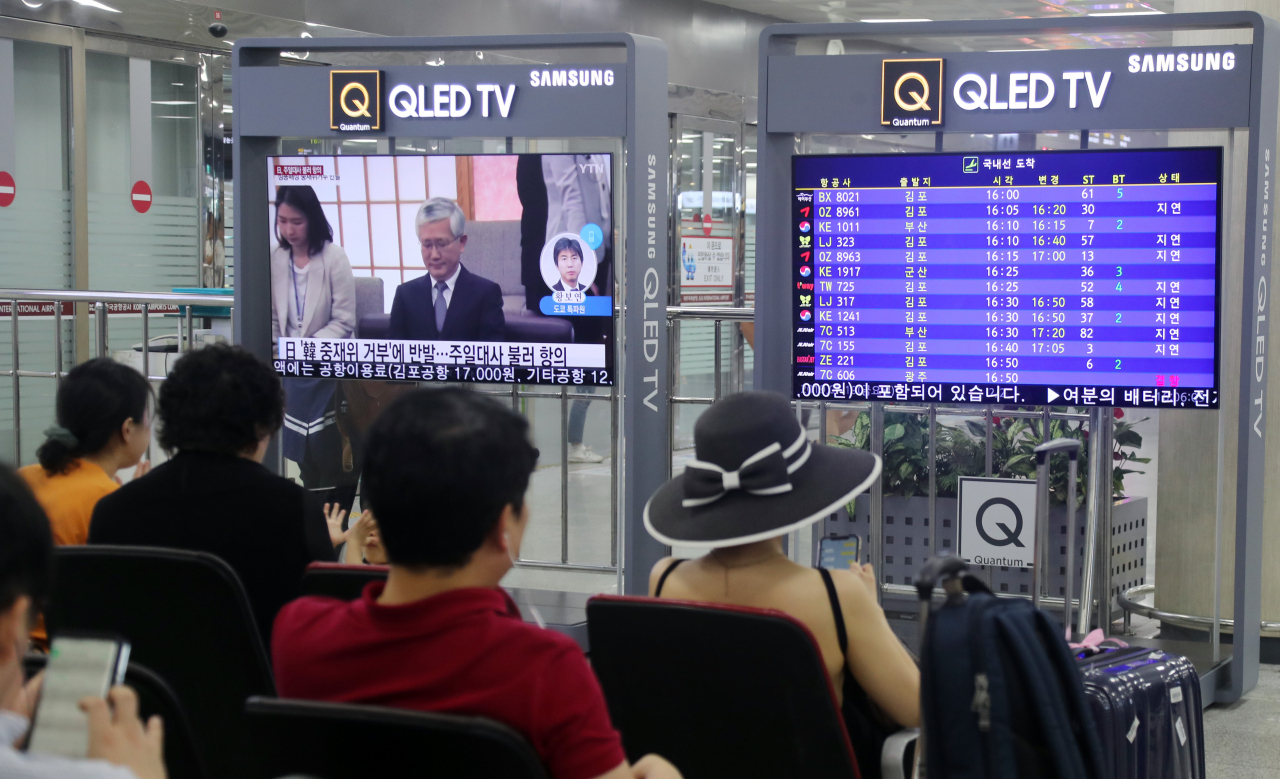 제5호 태풍 '다나스'의 영향으로 19일 오후 제주공항 항공편 운항에 차질을 빚고 있다. [연합]