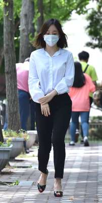 흰 셔츠에 검은 슬랙스, 하이힐을 신고 구치소를 나오는 황하나씨.[연합]