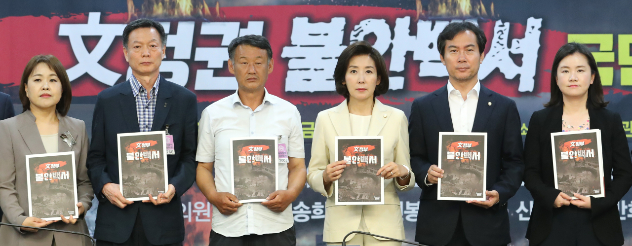자유한국당이 19일 오전 국회 의원회관에서 열린 '안전안심 365특위 문 정권 불안백서 발간 국민보고회'에서 참석자들과 책자를 들고 기념촬영을 하고 있다. [연합]