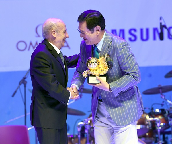국제수영연맹 홀리오 마글리오네 회장이 19일 이용섭 광주시장(조직위원장)에게 역대 최대 규모로 무탈하게 치러진데 대해 고마움의 뜻을 전하고 감사패를 수여하고 있다. [광주수영대회 조직위원회]