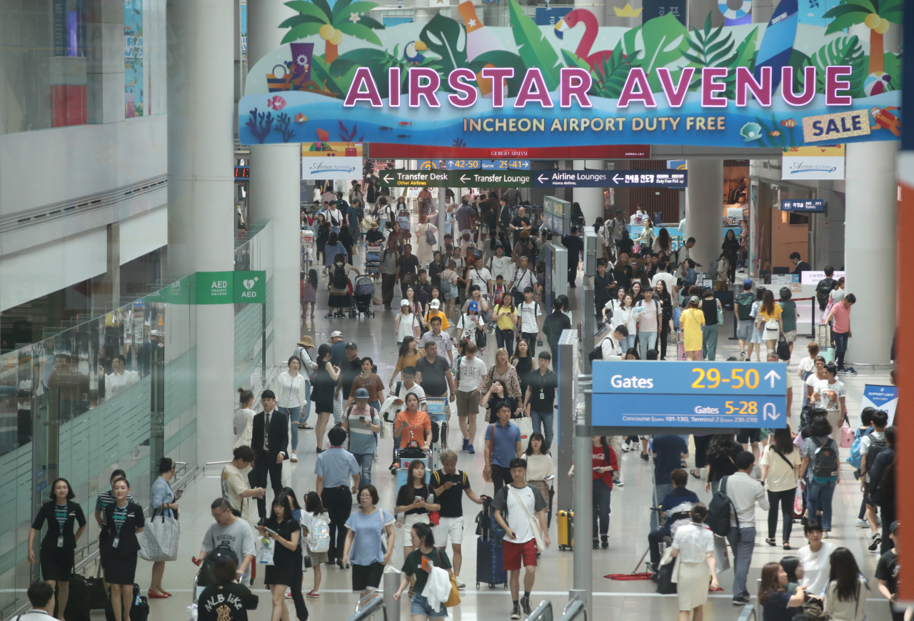 본격적인 여름 휴가철을 앞둔 16일 인천국제공항 면세구역이 여행객 등으로 붐비고 있다. 연합뉴스