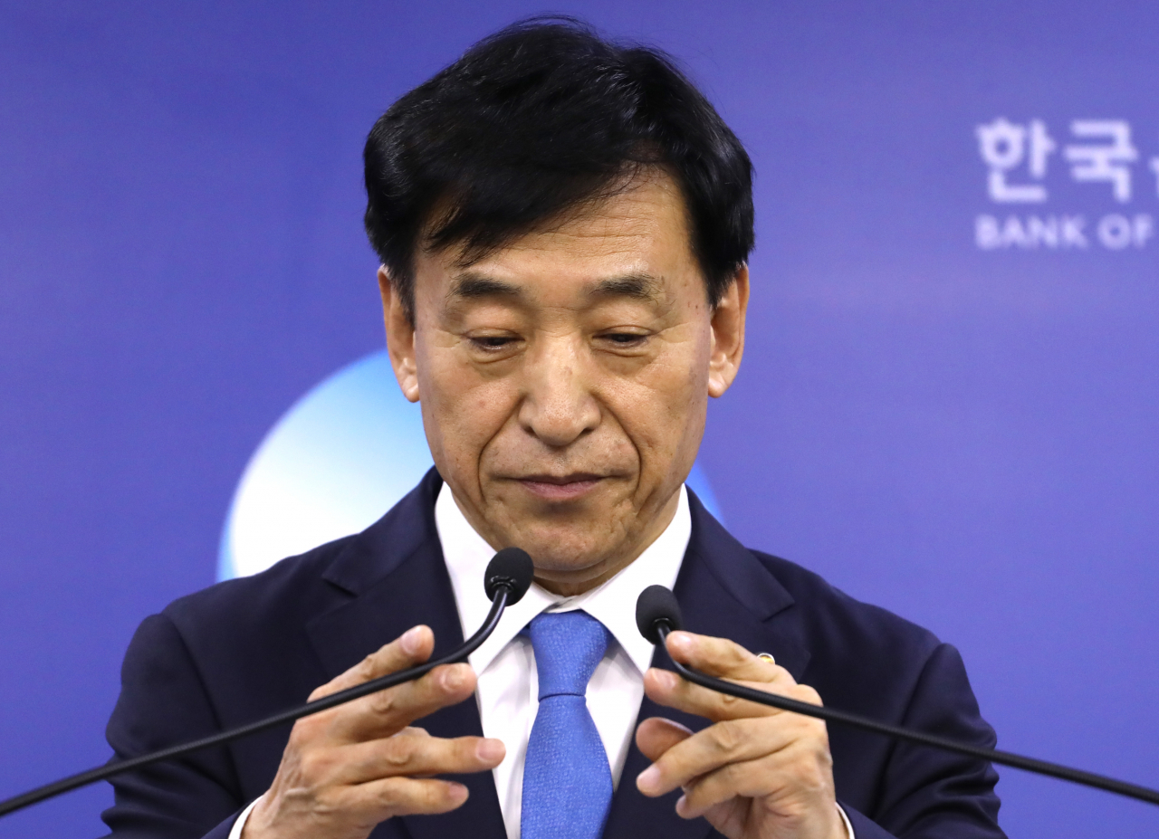 이주열 한국은행 총재가 18일 서울 한국은행 기자실에서 금융통화위원회의 금리 인하 결정 배경을 설명하고 있다. 연합뉴스