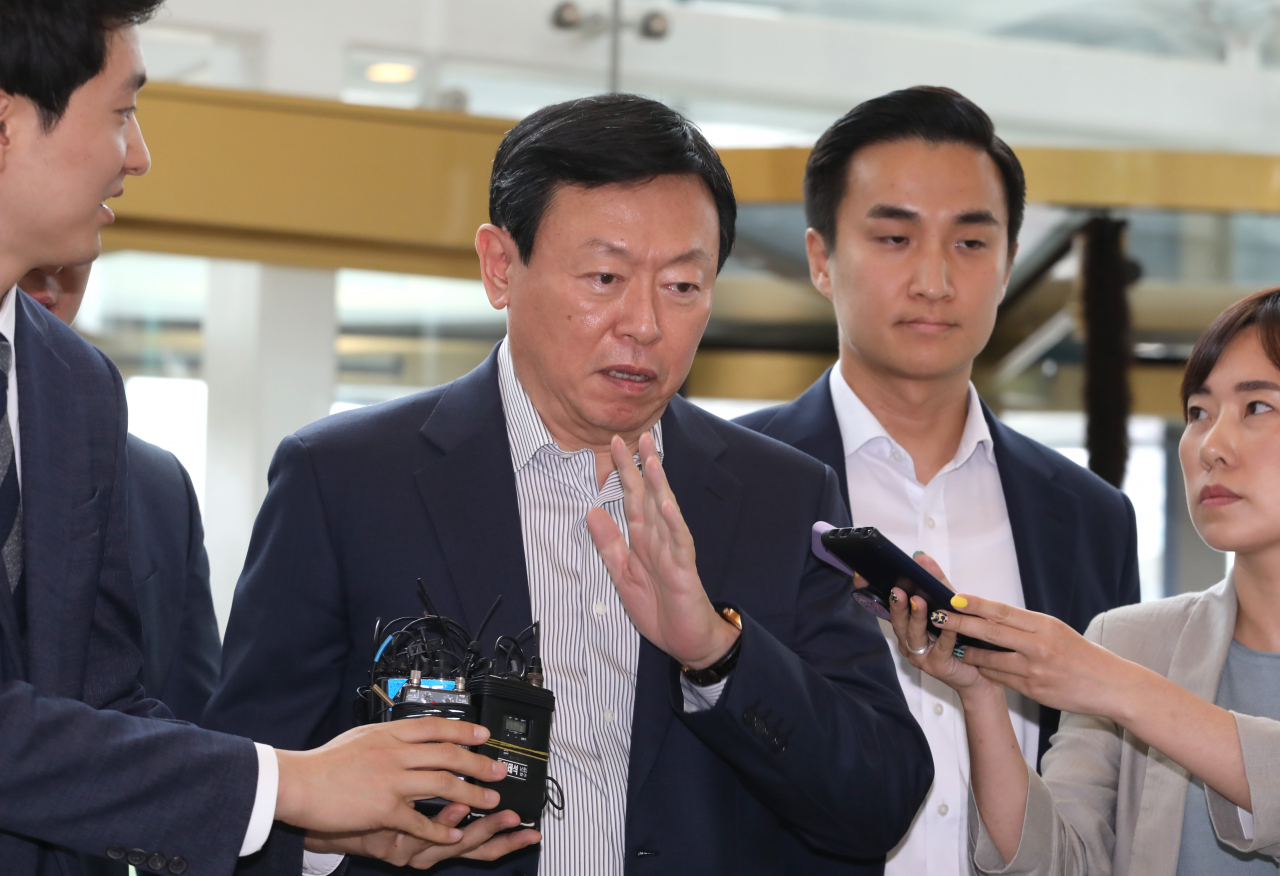 신동빈 롯데그룹 회장이 16일 오전 롯데그룹 하반기 사장단 회의를 열기 위해 서울 송파구 롯데월드타워로 들어오며 기자들의 질문을 받자 답변을 하지 않겠다는 손짓을 하고 있다. 연합뉴스