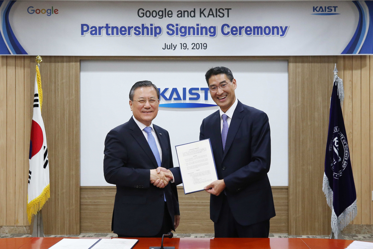지난 19일 KAIST-구글 간 글로벌 AI 인력양성 업무협약식에서 신성철(왼쪽) KAIST 총장과 존 리 구글코리아 사장이 기념촬영을 하고 있다.[KAIST 제공]