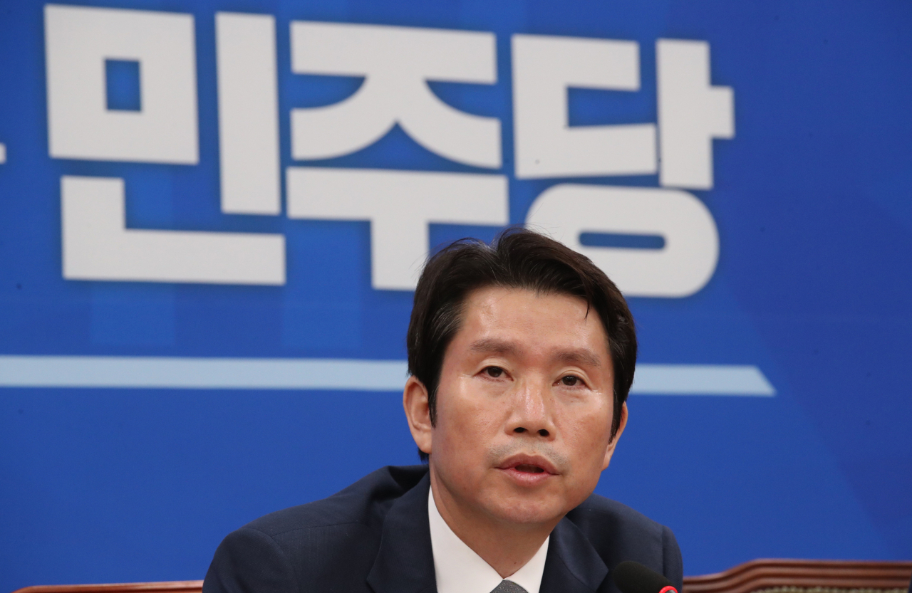 더불어민주당 이인영 원내대표가 21일 국회에서 추경 관련 기자간담회를 하고 있다. [연합]