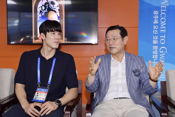 수영 국가대표 박태환 선수가 21일 광주세계수영대회가 열리는 광주시를 응원차 방문, 이용섭 시장과 이야기를 나누고 있다. [광주시]