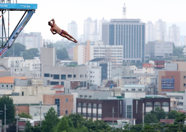 조선대 하이다이빙 경기장에서 연습하고 있는 선수들. [광주수영대회 조직위원회]