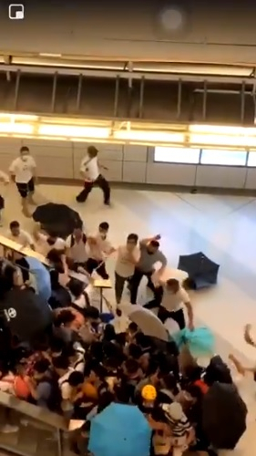 21일 밤 홍콩 위안랑 역에서 흰 옷을 입은 무리가 시민들을 무차별 폭행하는 사건이 발생했다.[트위터 영상 캡처]