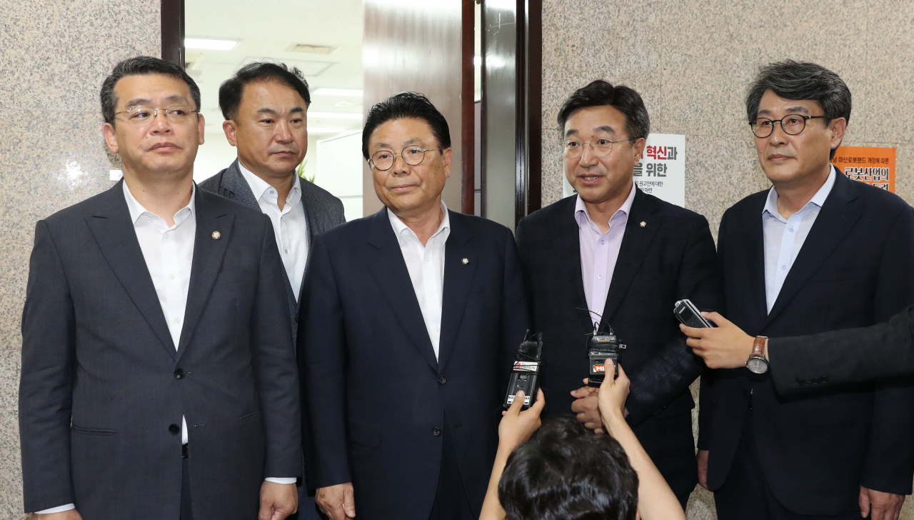 여야 5당 사무총장들이 18일 오후 국회 자유한국당 사무총장실에서 문재인 대통령과 여야 대표 회동의 합의문 사전조율 등을 위한 만남을 가진 뒤 기자들에게 결과를 설명하고 있다. 왼쪽부터 바른미래당 임재훈, 정의당 권태홍, 자유한국당 박맹우, 더불어민주당 윤호중, 민주평화당 김광수 사무총장. [연합]