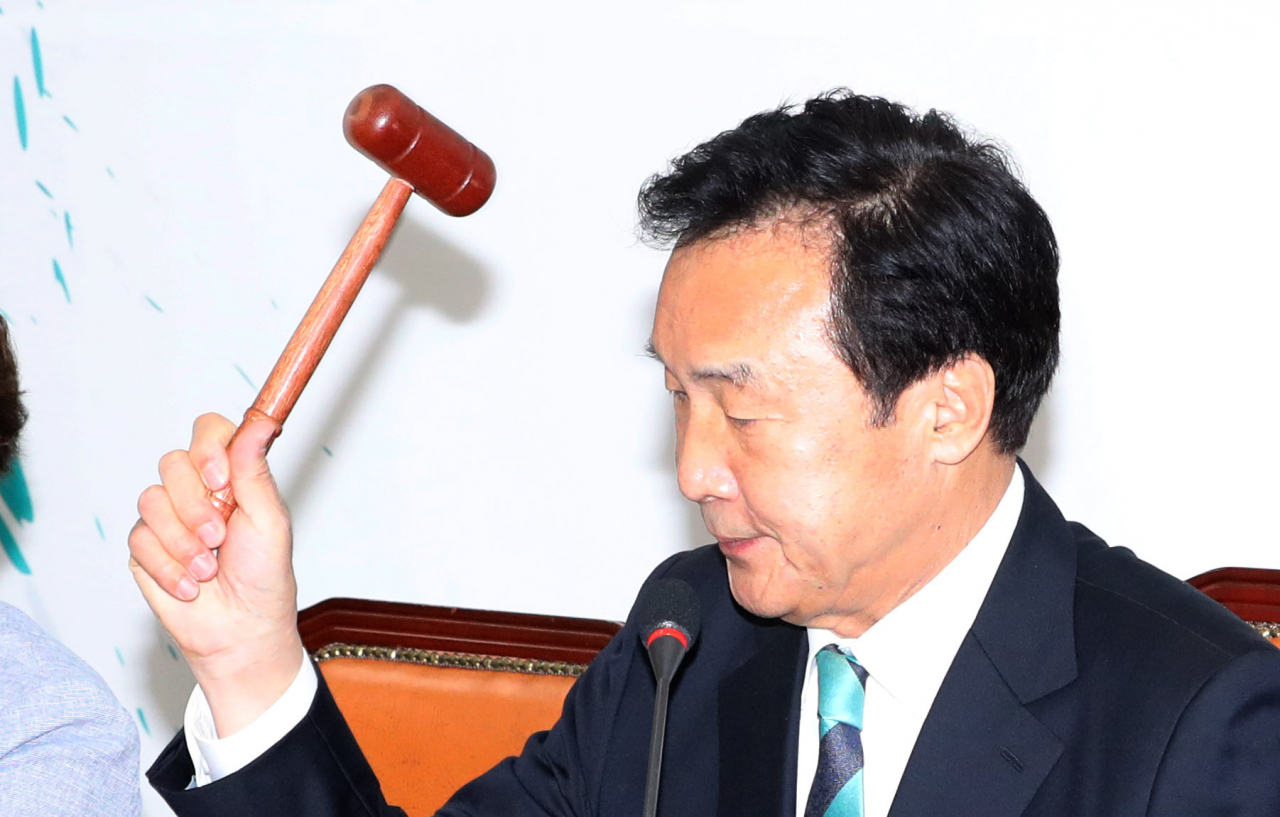 손학규 바른미래당 대표가 최근 국회에서 열린 최고위원회의에서 의사봉을 두드리고 있다. [연합]