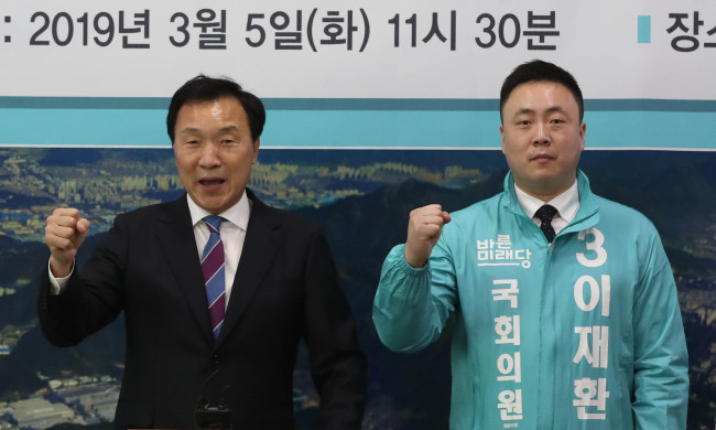 손학규 바른미래당 대표가 올해 3월5일 오후 창원시청 브리핑룸에서 열린 기자회견에서 구호를 외치고 있다. [연합]