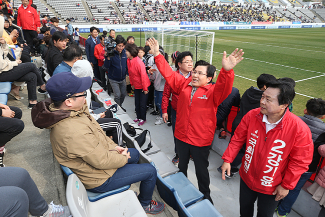 지난 3월 30일 창원축구센터에서 선거 유세를 해 논란이 된 황교안 자유한국당 대표.[연합]