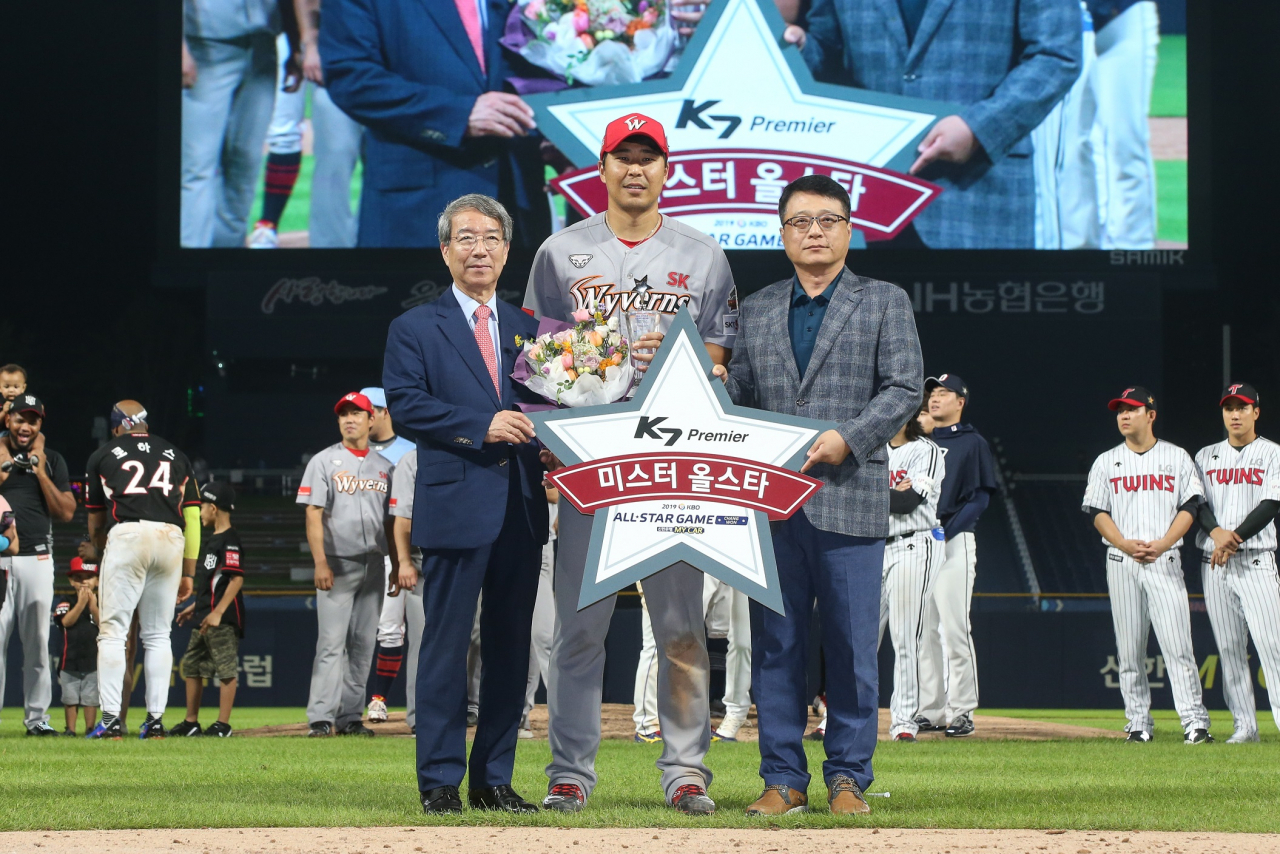 ‘2019 KBO 올스타전’ MVP로 선정된 한동민(가운데) 선수가 정운찬(왼쪽) KBO 총재와 서진봉 기아차 경남서부지역본부장과 포즈를 취하고 있다. [기아차 제공]