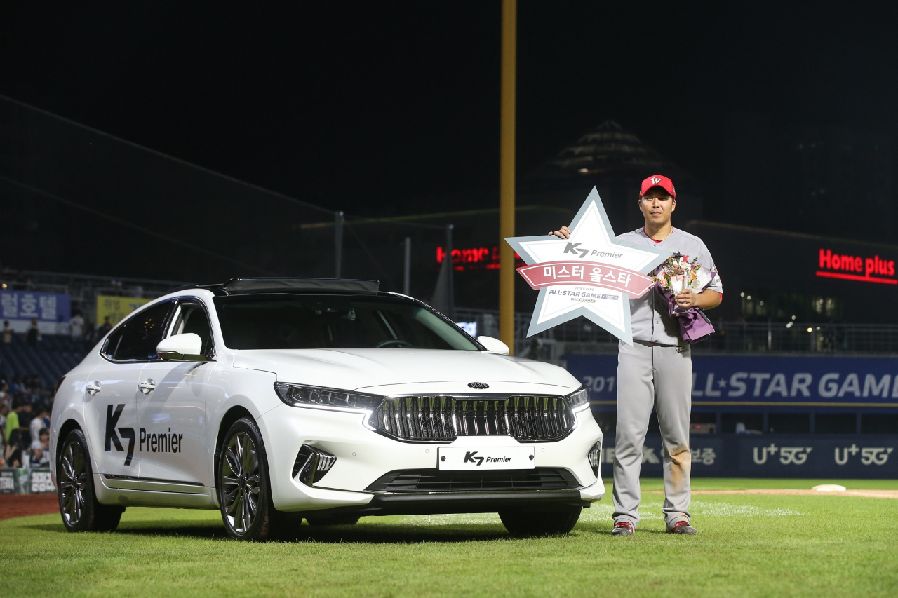 ‘2019 KBO 올스타전’ MVP로 선정된 한동민 선수가 포즈를 취하고 있다. [기아차 제공]