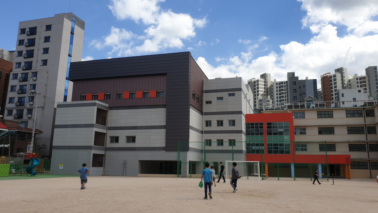 관악구가 서울관악초등학교 부지에 공영주차장과 생활체육시설이 어우러진 복합화시설을 선보였다. 사진은 복합화시설 외관 모습. [관악구 제공]