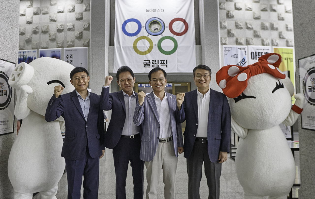 왼쪽부터 시교육연구정보원 주연규 총무부장, 금호타이어 전대진 사장, 김삼호 광산구청장, 박상철 호남대 총장. [금호타이어 제공]