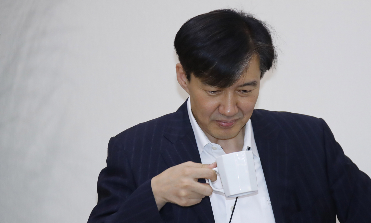 청와대 조국 민정수석이 15일 오후 청와대에서 수석보좌관 회의 전 차를 마시고 있다. 연합뉴스
