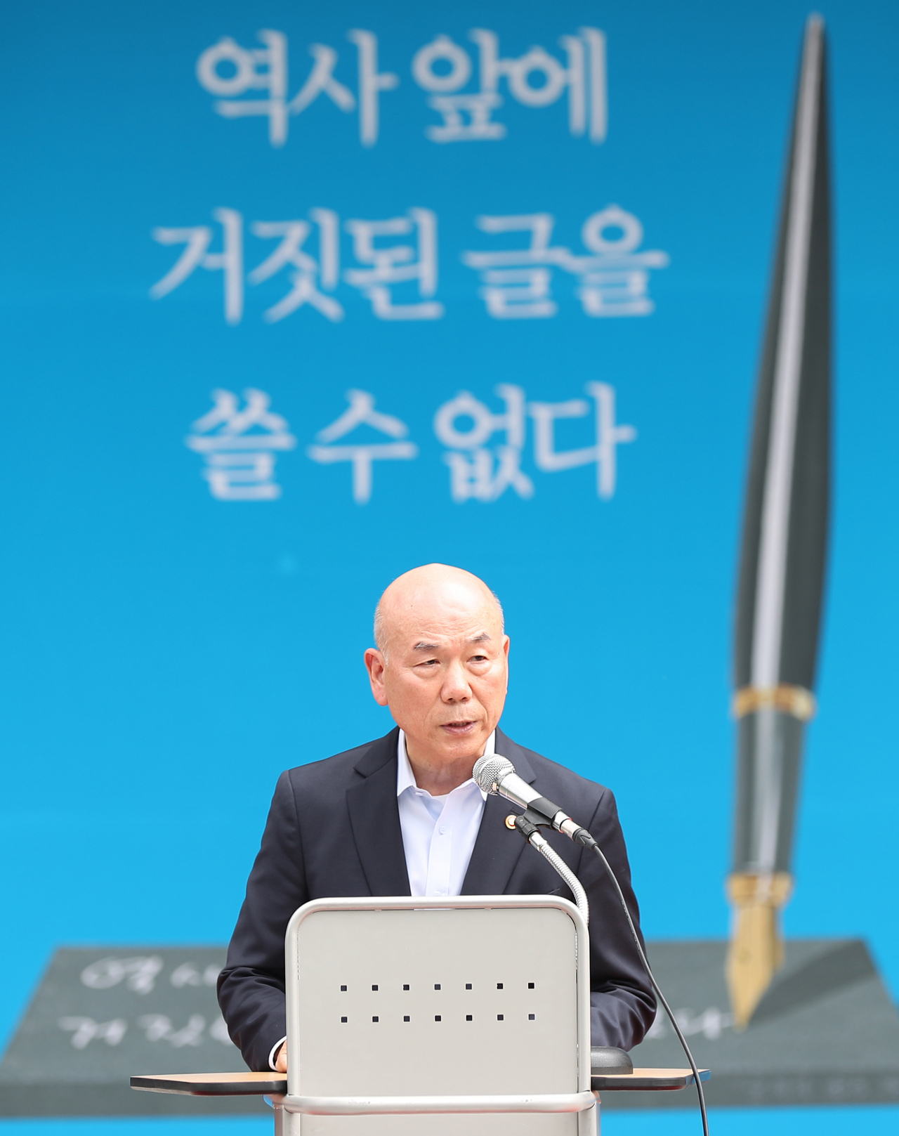 이효성 방송통신위원장이 16일 서울 중구 프레스센터 앞에서 열린 ‘굽히지 않는 펜’ 제막식에서 축사를 하고 있다. 언론자유를 상징하는 ‘굽히지 않는 펜’에는 언론 민주화를 위해 헌신한 청암 송건호 선생의 지론인 ‘역사 앞에 거짓된 글을 쓸 수 없다’는 문구가 새겨져 있다. 이 위원장은 최근 청와대에 사의를 표명한 것으로 22일 확인됐다. 청와대도 이를 부인하지 않았다. [연합]
