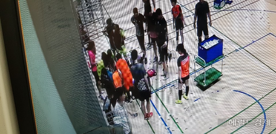 심폐소생술을 하고 있는 CCTV 장면. [마포구]