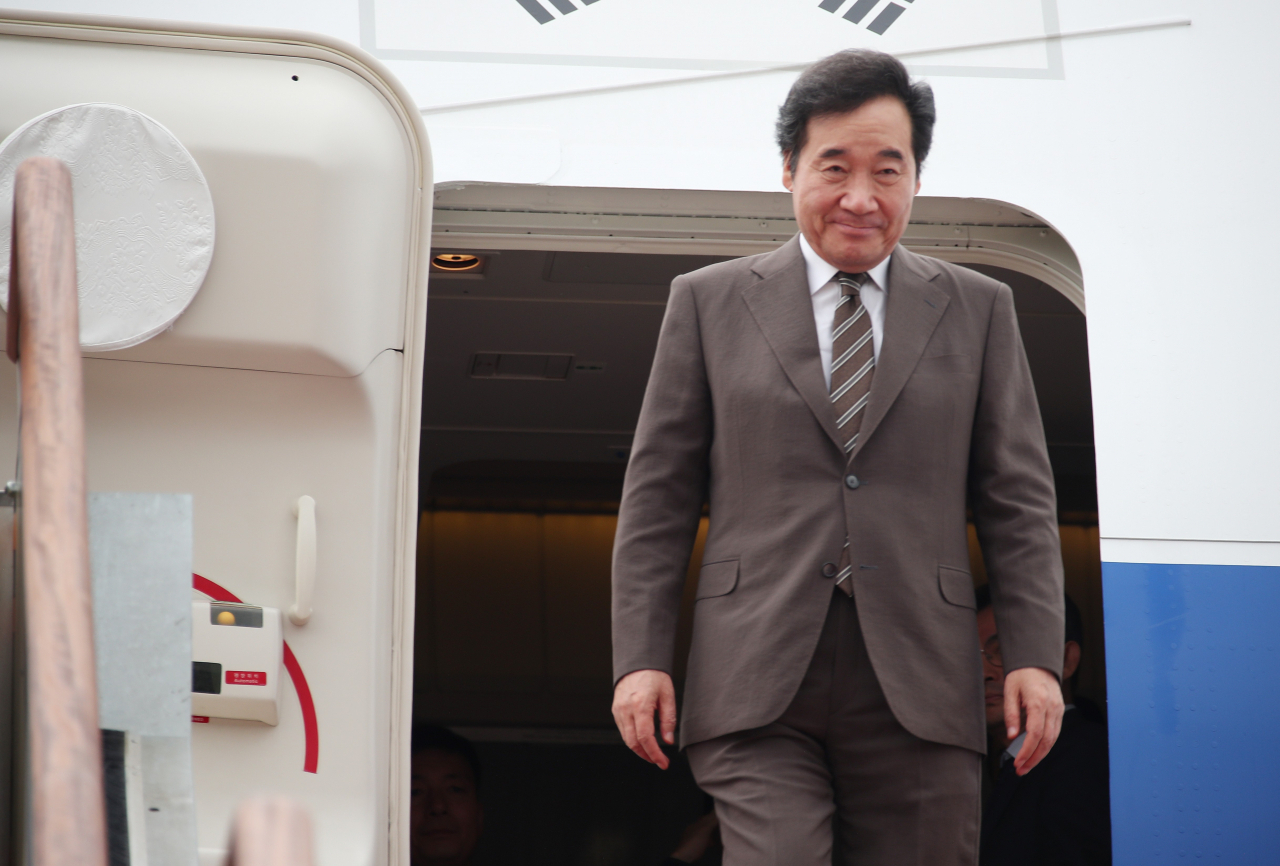 이낙연 국무총리가 방글라데시·타지키스탄·키르기스스탄·카타르 등 4개국 순방을 마치고 22일 경기도 성남 서울공항에 도착하고 있다. ［연합］