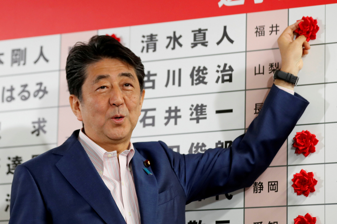 집권 자민당을 이끄는 아베 신조(安倍晋三) 일본 총리가 21일(현지시간) 일본 도쿄 자민당사에서 참의원 선거 승리가 예상되는 후보를 언급하고 있다. [로이터]