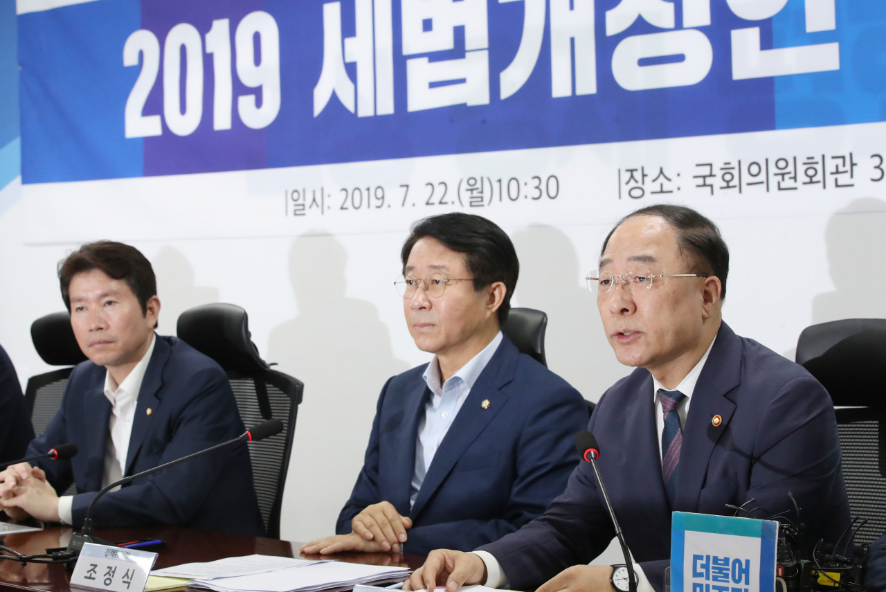 22일 국회 의원회관에서 열린 2019 세법개정안 당정협의에서 더불어민주당 이인영 원내대표와 홍남기 경제부총리 겸 기획재정부 장관이 굳은 표정을 짓고 있다. [연합]