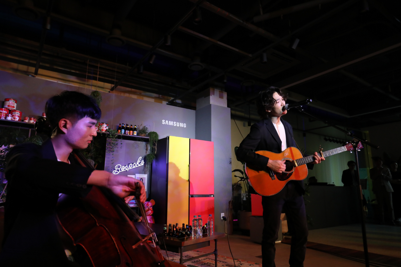가수 케빈오가 지난 19일 삼성디지털플라자 강남본점 5층에 위치한 삼성 라이프스타일 생활가전 쇼룸 ‘#프로젝트프리즘(ProjectPRISM)’에서 ‘프리즘 콘서트’를 열고 노래하고 있다.[삼성전자 제공]