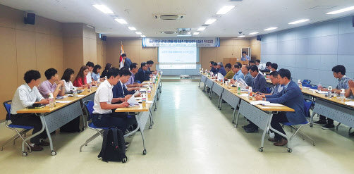 LH는 지난 18~19일 하남 벤처센터와 LH 서울지역본부에서 ‘공공주택지구 공익성 강화를 위한 포용적 기업이전대책 수립용역’ 착수보고회를 개최했다. [LH 제공]