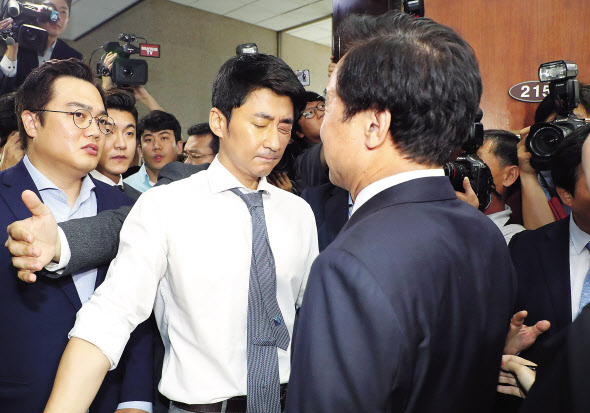 권성주 혁신위원(가운데) 등이 22일 오전 국회에서 열린 최고위원회의를 마치고 이동하는 손학규 대표(오른쪽)를 막아서며 대화를 요구하고 있다. [연합]