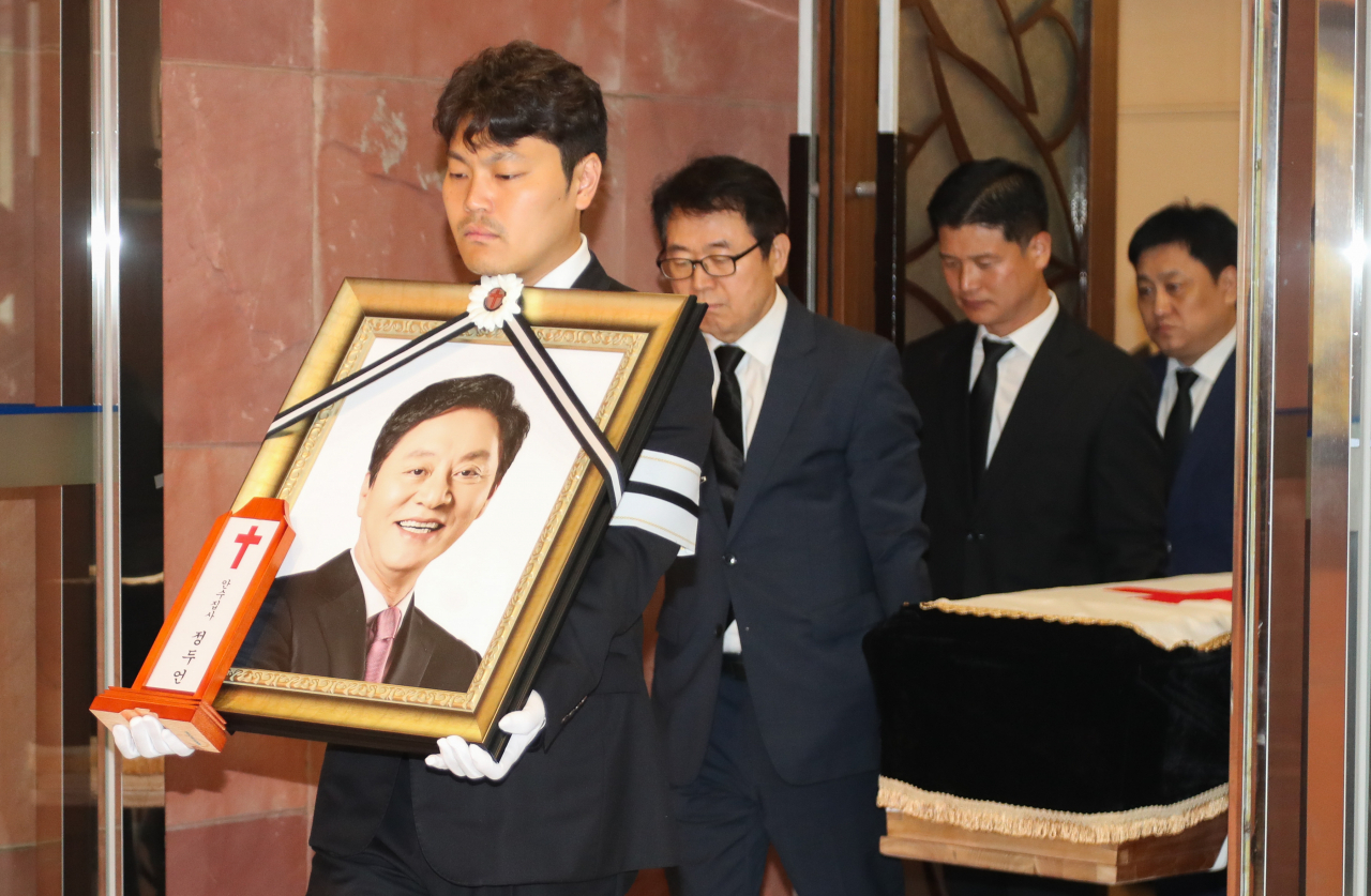 지난 19일 오전 서울 서대문구 세브란스병원 장례식장에서 정두언 전 새누리당(자유한국당 전신) 의원의 발인이 엄수되고 있다. 정 전 의원은 지난 16일 별세했다. [연합]