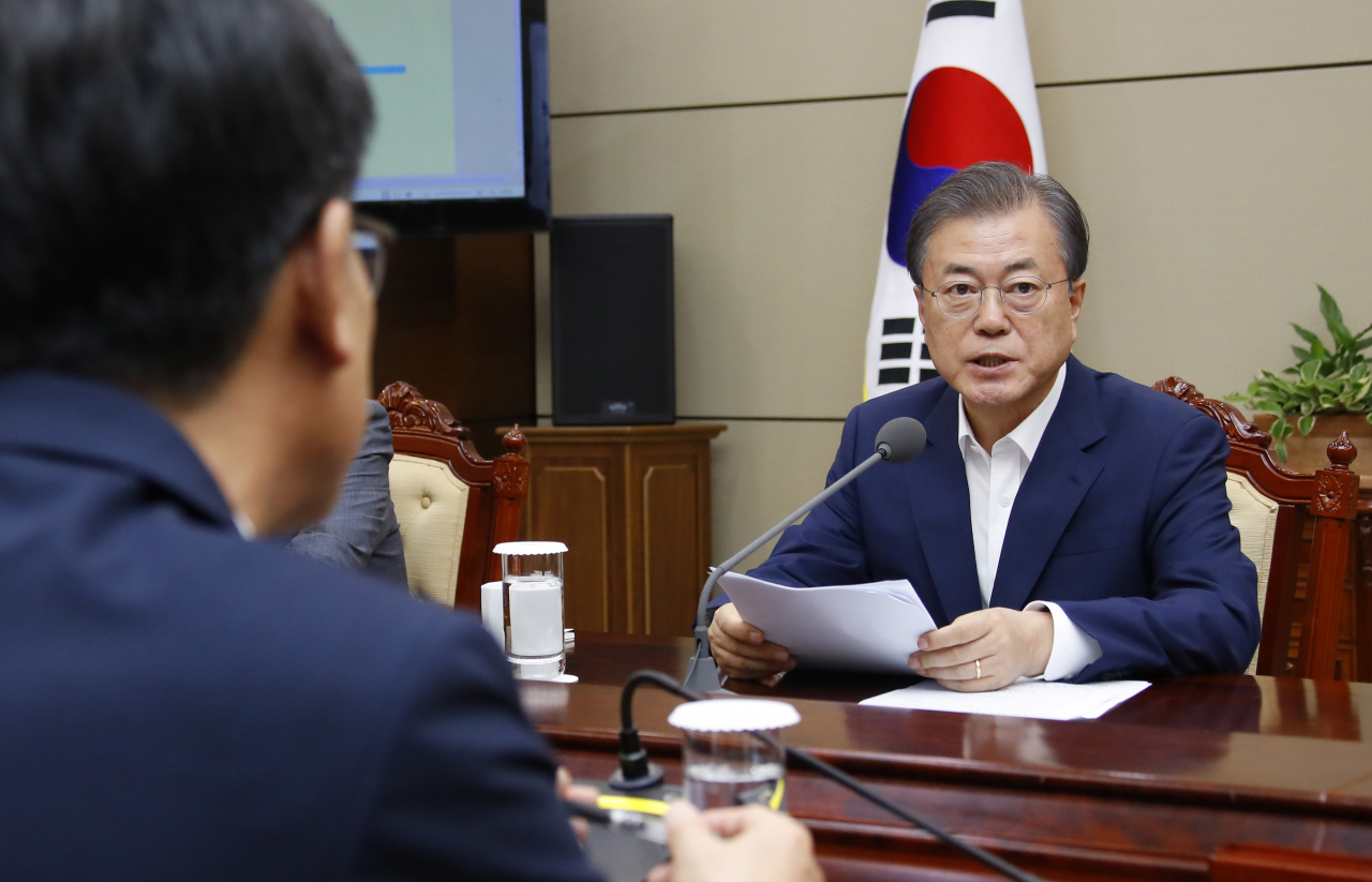 문재인 대통령이 22일 오후 청와대에서 열린 수석·보좌관회의에서 발언하고 있다. [연합]