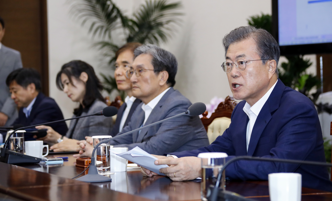 문재인 대통령이 22일 오후 청와대에서 열린 수석·보좌관회의에서 발언하고 있다. 오른쪽부터 문 대통령, 노영민 비서실장, 주영훈 경호처장, 김외숙 인사수석, 윤도한 국민소통수석. [연합]