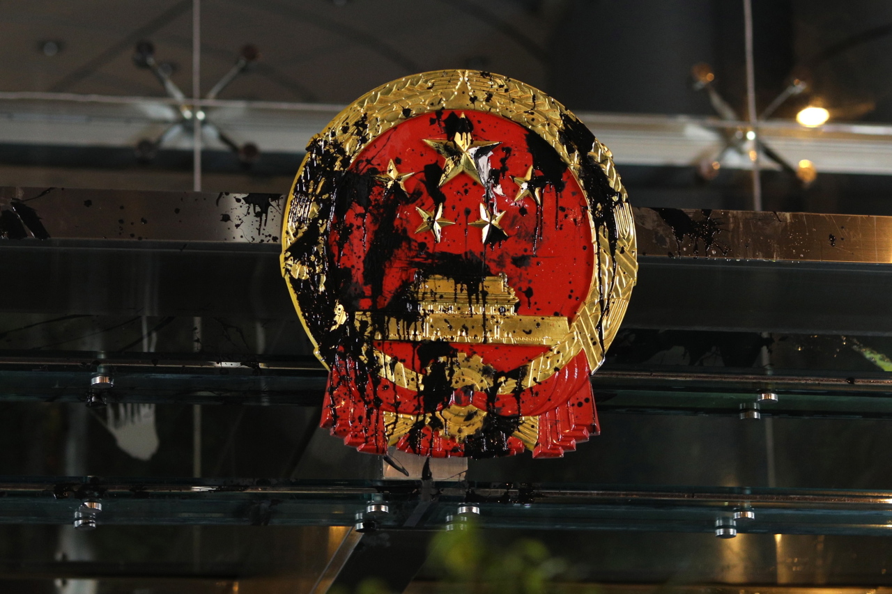 The Chinese national emblem at the China Liaison Office is splashed with paint by anti-extradition bill protesters during a rally in Hong Kong. (EPA=Yonhap)