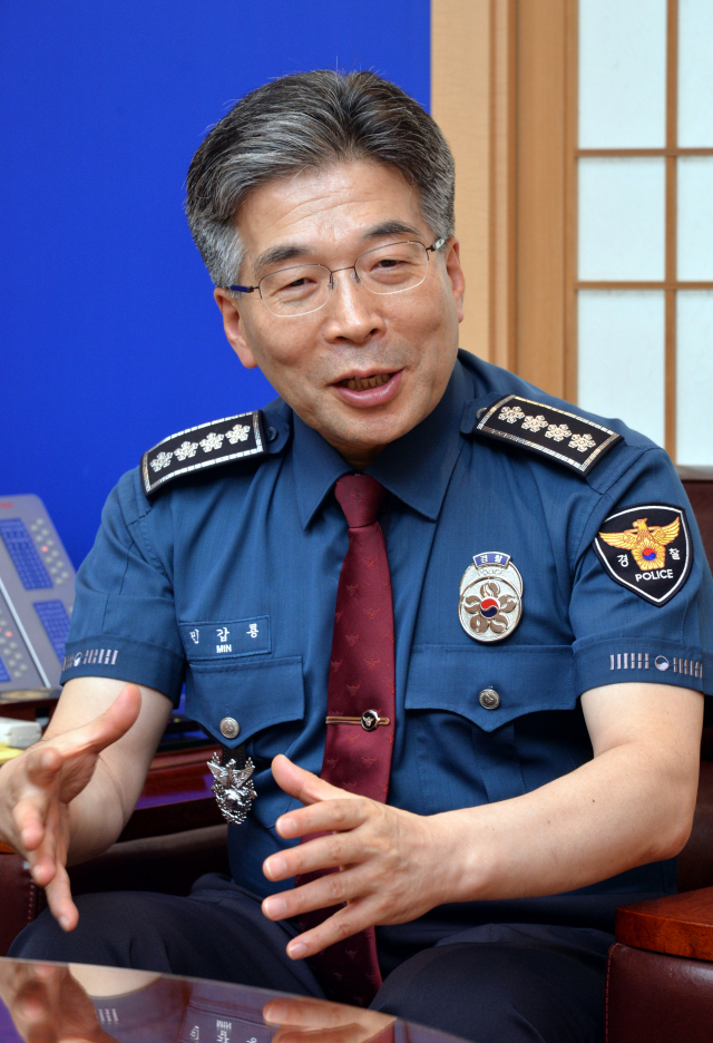 민갑룡 경찰청장이 지난 16일 경찰청 본청 건물에서 헤럴드경제 조범자 사회섹션 에디터와 인터뷰를 하고 있다. 민 청장은 인터뷰 내내 ‘시민’을 강조했다. 경찰이 좀 더 국민에게 다가가지 못한 ‘찰(察)’이 부족했다는 말도 보탰다. [사진=정희조 기자/checho@heraldcorp.com]