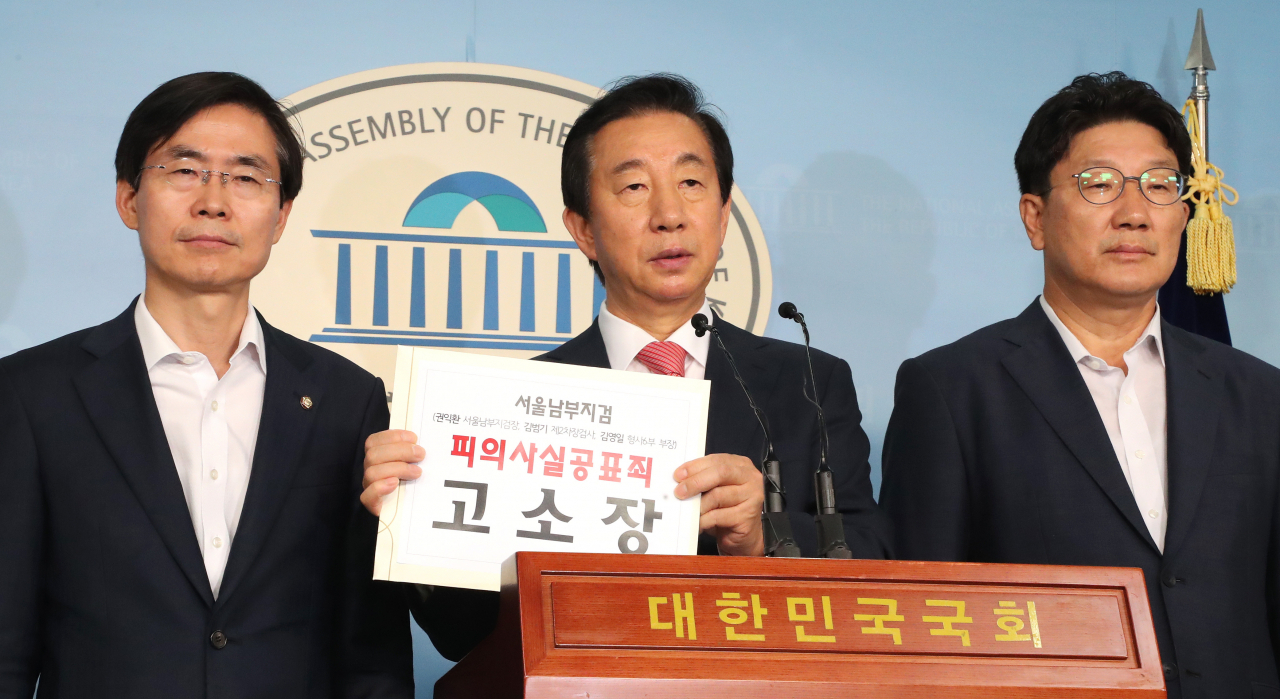 김성태 자유한국당 의원이 22일 오후 국회 정론관에서 기자회견을 열고 자신을 수사한 검찰 관계자들에 대한 고소장을 들어보이고 있다. 검찰은 이날 오후 김 의원을 불구속 기소했다고 밝혔고, 이에 대한 맞대응 차원에서 김 의원은 검찰 수사관계자들에 대한 고소장을 경찰에 제출했다. [사진=연합뉴스]