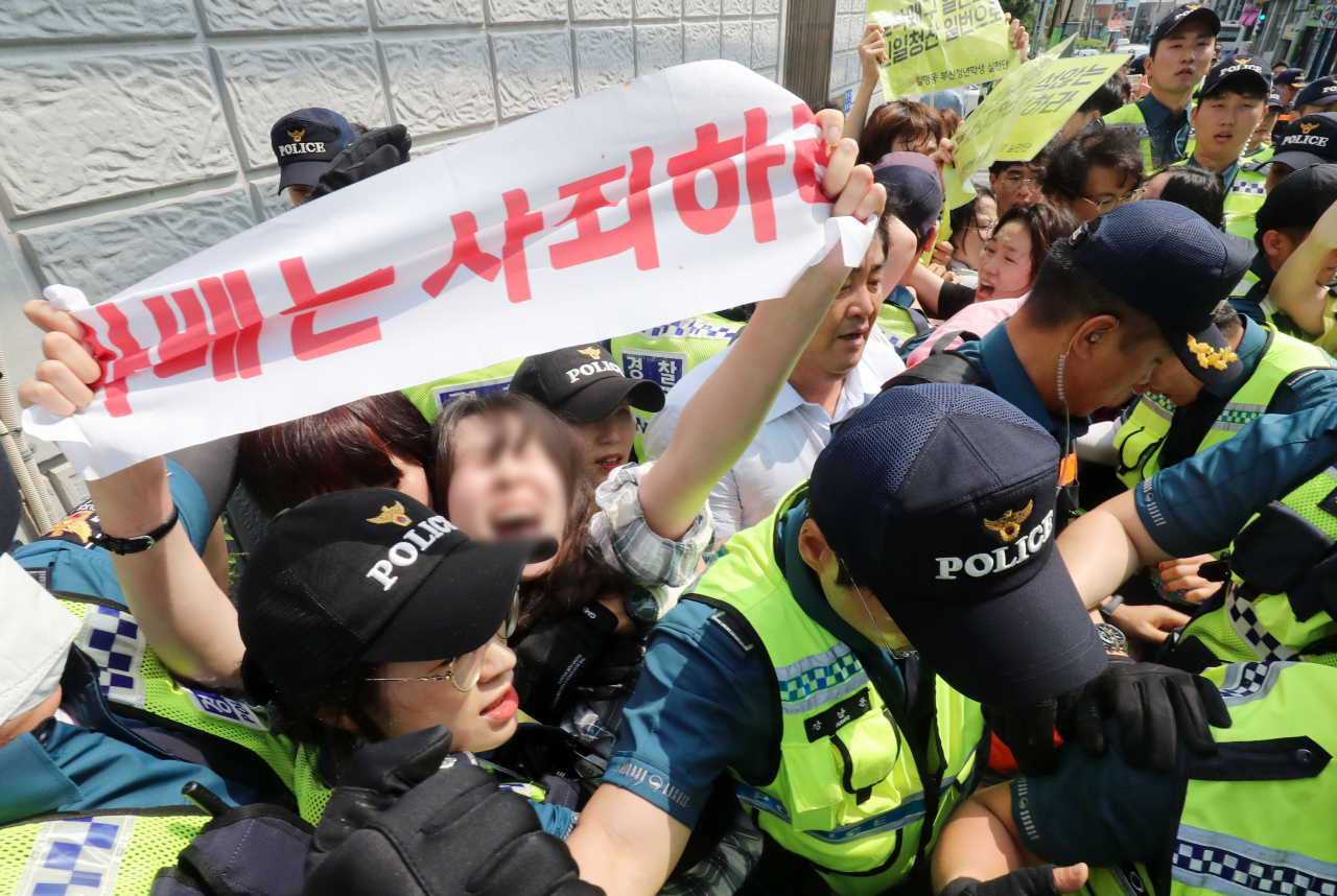 부산지역 대학생들이 22일 오후 부산 동구 일본영사관 안으로 들어가 일본 경제보복에 항의하는 퍼포먼스를 하다 경찰에 연행되고 있다. [연합뉴스]